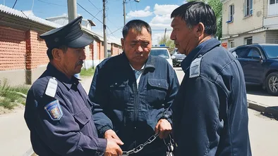Двое полицейских арестовывают преступника в Казахстане