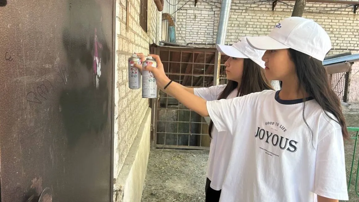 Девушки закрашивают граффити фото на taspanews.kz от 06 июня 2024 08:13