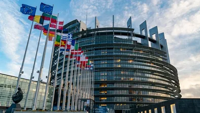 Флаги и здание Европарламента