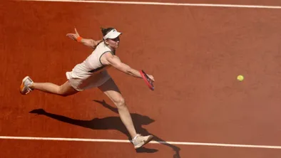 Елена Рыбакина ишрает в теннис на «Ролан Гаррос»