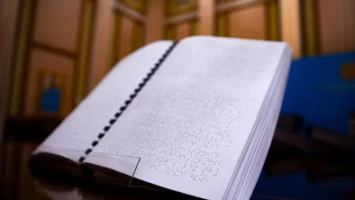 Конституция Казахстана шрифтом Брайля