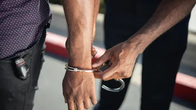 Полиция надевает наручники на преступника