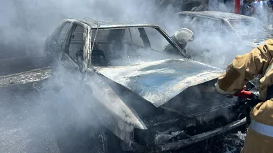 В Шымкенте загорелись два легковых автомобиля фото taspanews.kz от 06/07/2024 14:54:47