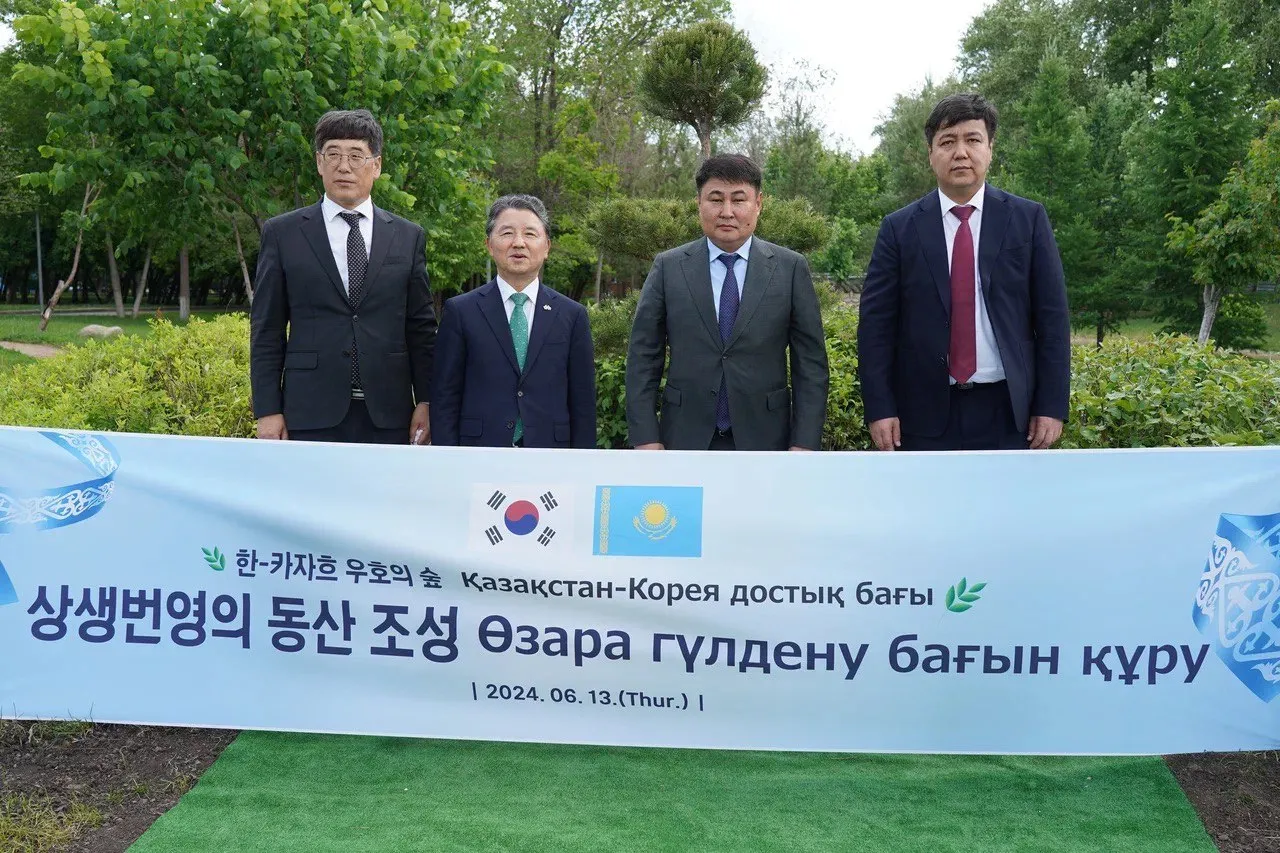 Казахстан и Корея укрепляют дружбу, высаживая деревья фото taspanews.kz от 06/13/2024 17:59:39 фото на taspanews.kz от 13 июня 2024 17:59