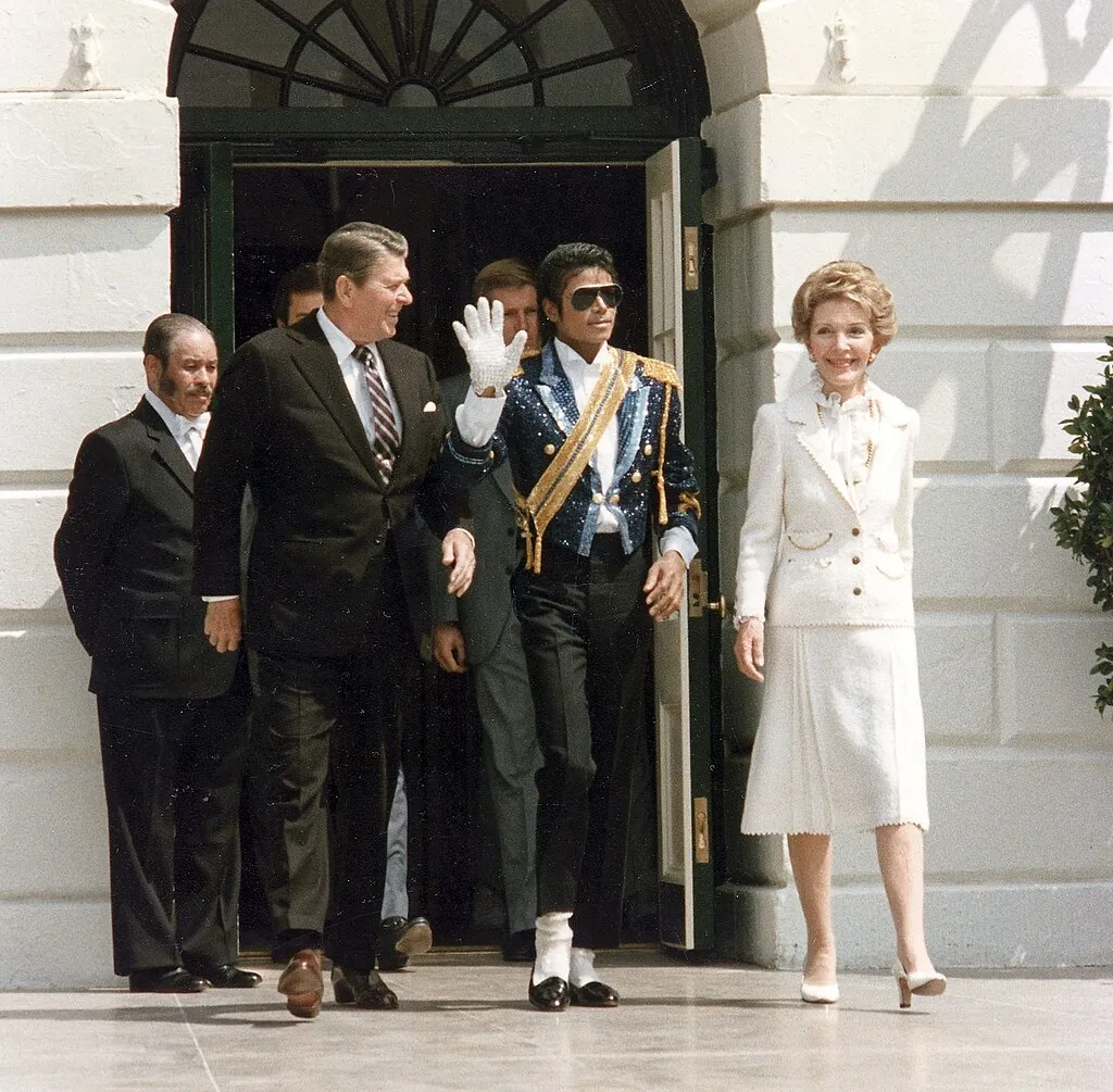 Встреча Майкла Джексона с Рональдом Рейганом и с его женой Нэнси в Белом доме, 1984 год фото на taspanews.kz от 17 июня 2024 14:37