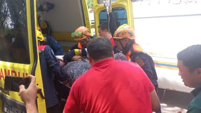 В Алматинской области спасатели освободили водителя из ловушки разбитого автомобиля