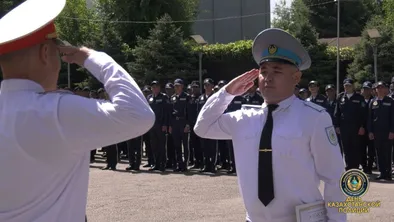 Поощрение лучших полицейских Алматы в преддверии профессионального праздника фото taspanews.kz от 06/21/2024 15:12:50