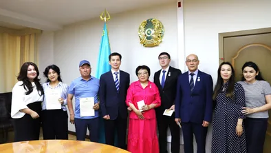 Министерство финансов Казахстана наградило лучших сотрудников и пригласило их родителей фото taspanews.kz от 06/22/2024 00:07:25