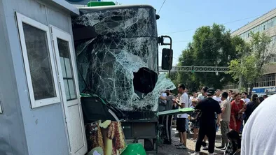 В Алматы автобус врезался в магазин
