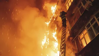 Подростка спасли из горящего общежития в Уральске