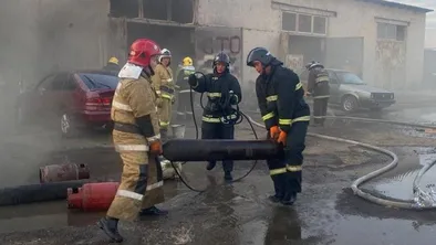 Работник СТО пострадал при возгорании грузового автомобиля в Таразе