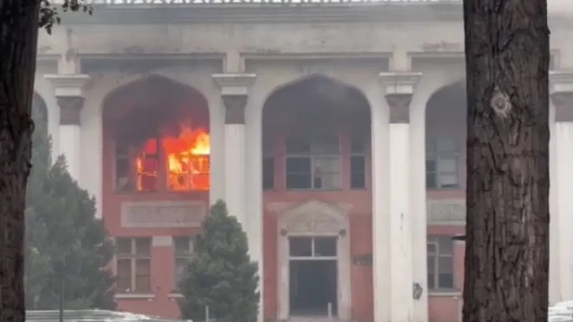 В Алматы загорелось заброшенное здание жд больницы фото на taspanews.kz от 01 июля 2024 19:54