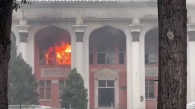 В Алматы загорелось заброшенное здание жд больницы