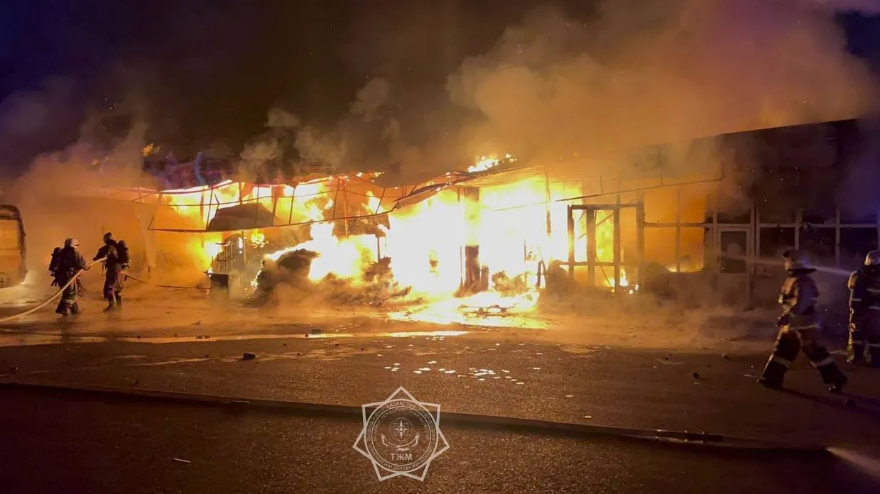 Сильный пожар случился на рынке Шымкента фото на taspanews.kz от 02 июля 2024 09:11