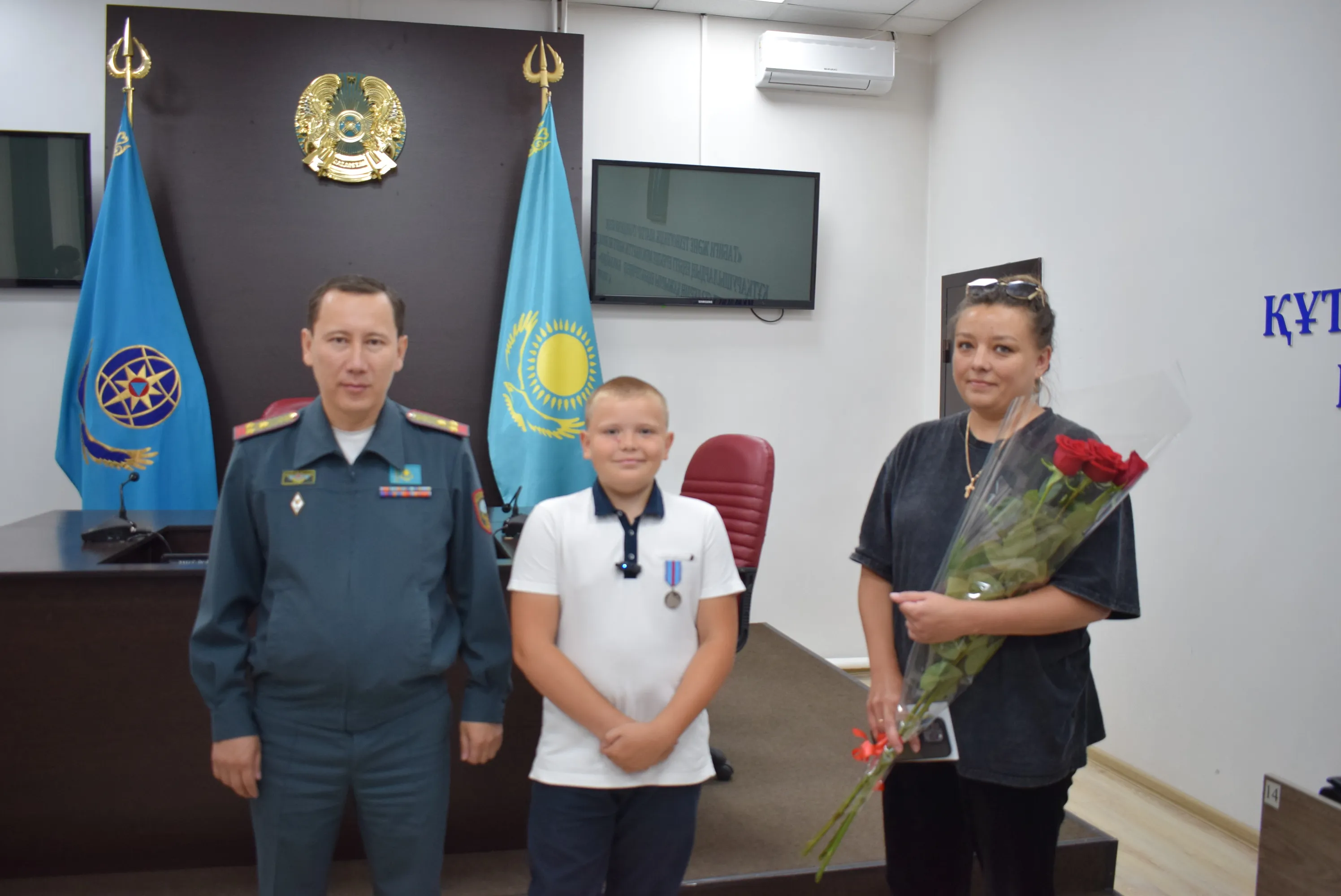 10-летний герой из Кокшетау получил медаль от МЧС фото taspanews.kz от 07/02/2024 14:36:07 фото на taspanews.kz от 02 июля 2024 14:36