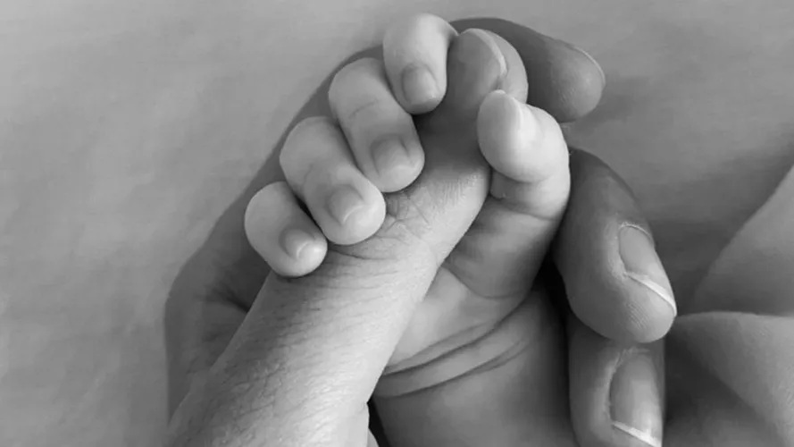 Рука младенца в руке женщины фото на taspanews.kz от 02 июля 2024 16:17