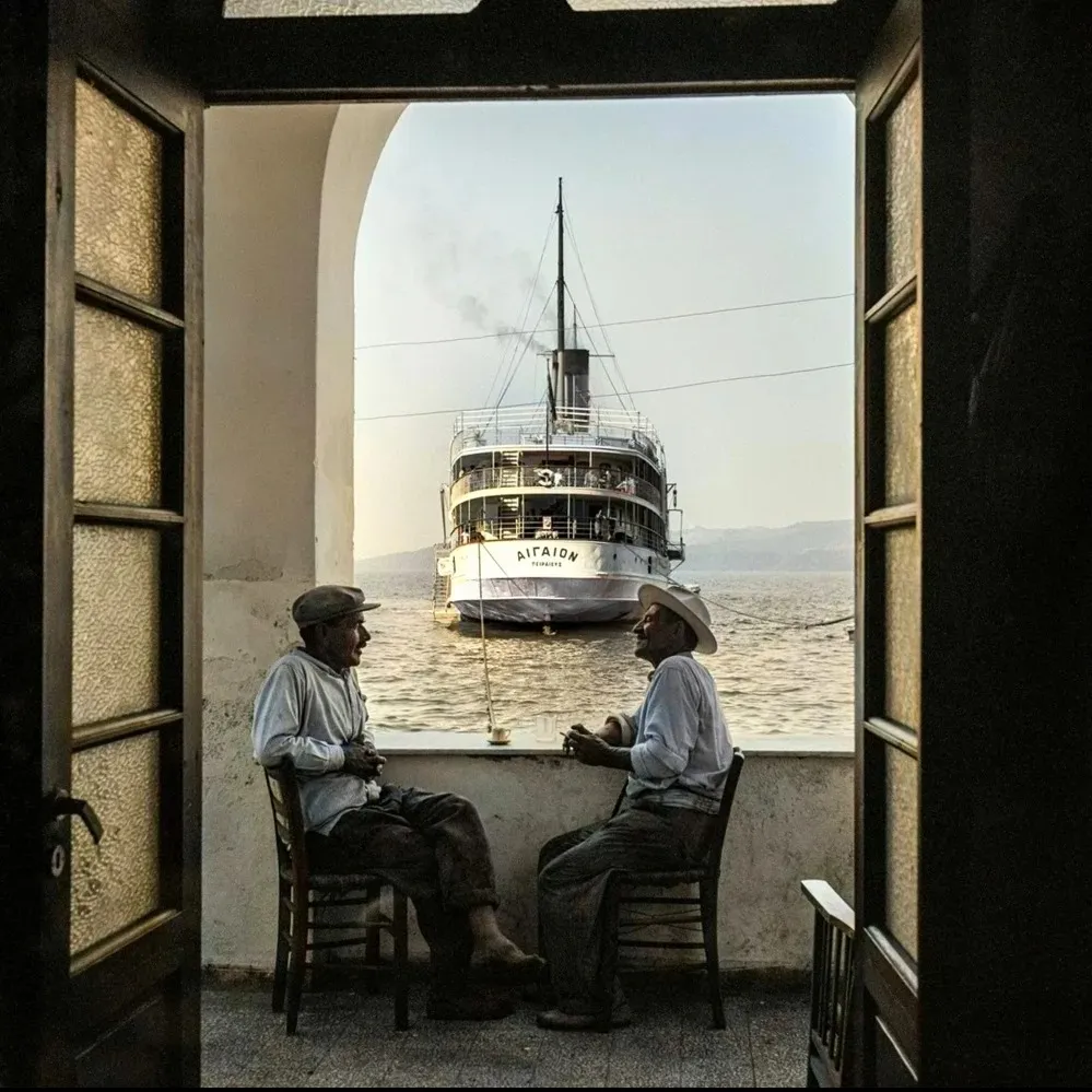 разговор за чашечкой кофе в порту острова Санторини. Греция, 1954 год фото на taspanews.kz от 03 июля 2024 14:27