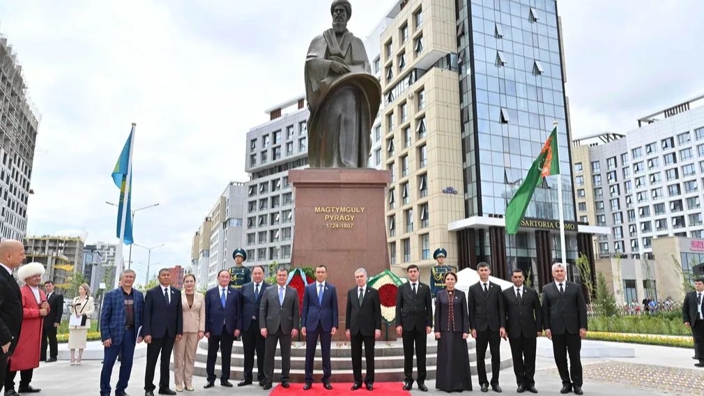 Памятник туркменскому поэту Махтумкули открыли в Астане фото на taspanews.kz от 04 июля 2024 18:04