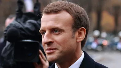 Партия президента Франции настояла, чтобы он отступил в тень