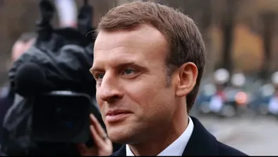 Франция Президентінің партиясы оның көлеңкеге шегінуін талап етті
