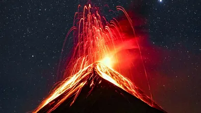 Мощное извержение вулкана Этна на Сицилии