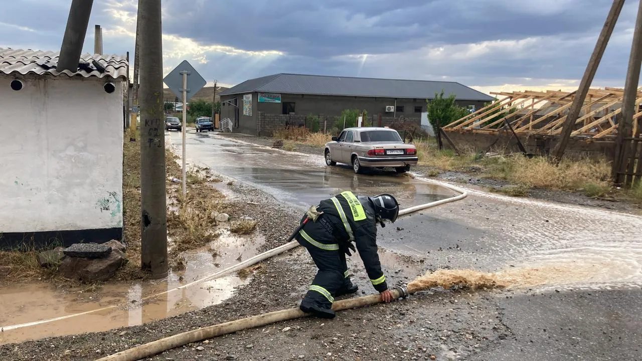 Подтопление в Жанатасе: более 200 дворов оказались под водой фото taspanews.kz от 07/07/2024 20:30:00 фото на taspanews.kz от 07 июля 2024 20:30