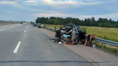 Грузовик в Акмолинской области столкнулся с припаркованным автомобилем фото taspanews.kz от 07/15/2024 13:30:41