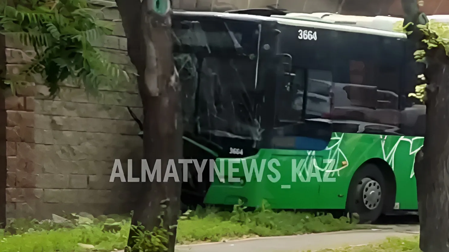 Самосвал столкнулся с автобусом в Алматы: 9 пассажиров пострадали фото на taspanews.kz от 16 июля 2024 11:55