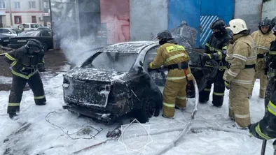 В Караганде потушили очередной загоревшийся автомобиль