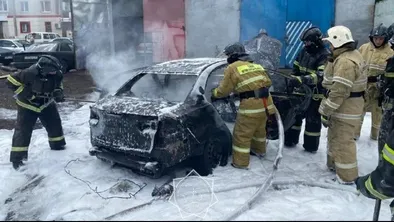 Қарағандыда өртенген автокөлік сөндірілді