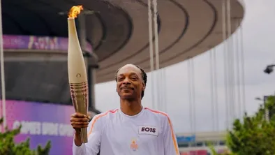 Снуп Догг торжественно пронес олимпийский огонь перед стартом ОИ-2024 в Париже