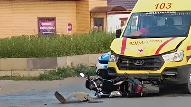 ДТП с участием скутера и скорой помощи в Уральске: один человек госпитализирован