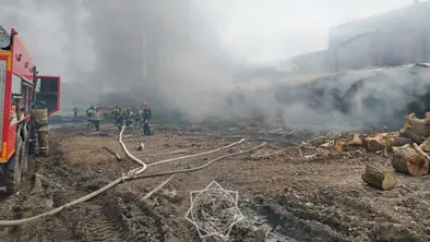 В Усть-Каменогорске тушат сильный пожар в цеху