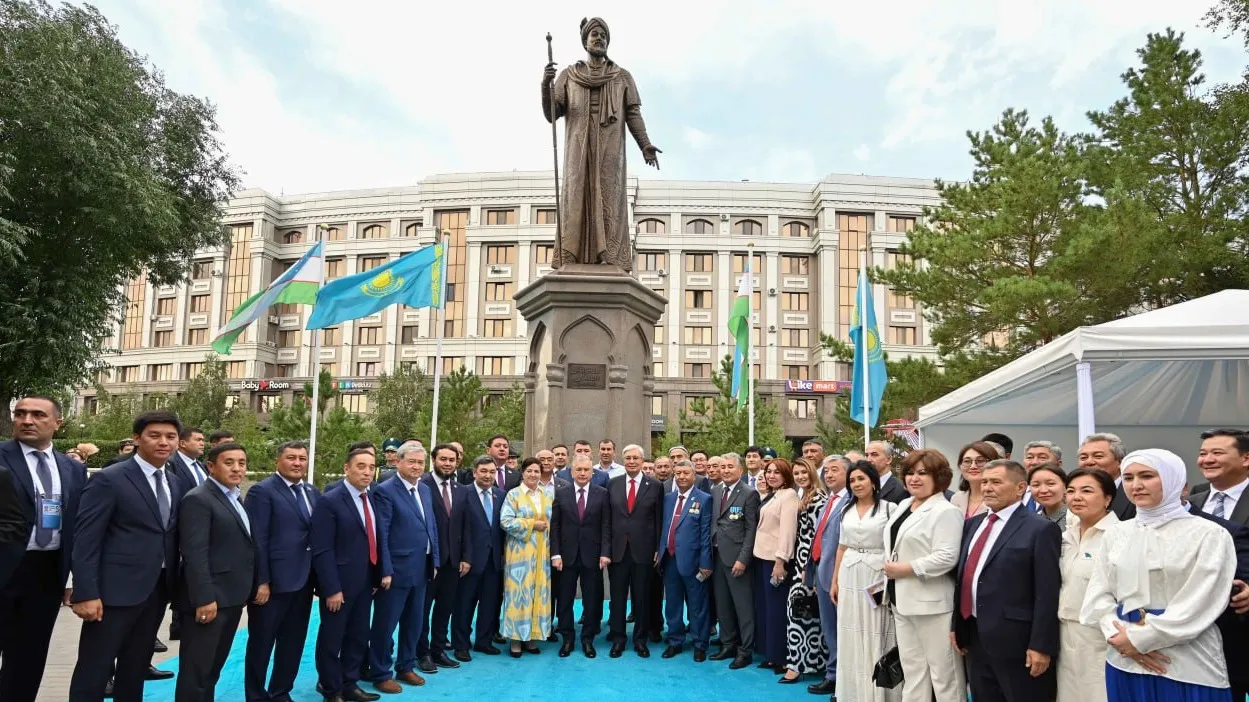 Токаев и Мирзиеев открыли памятник Алишеру Навои в Астане фото на taspanews.kz от 08 августа 2024 17:29