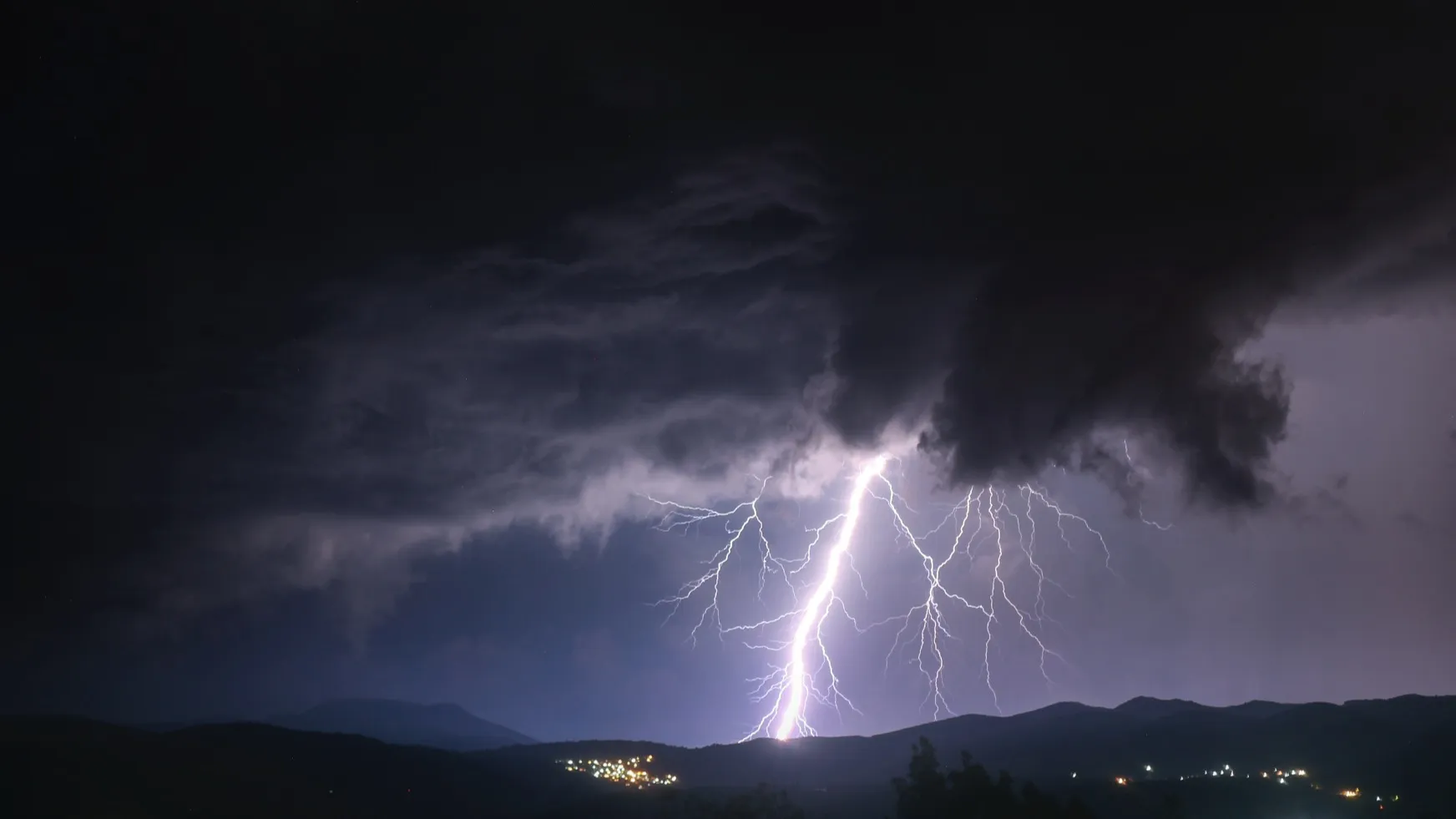  lightning strike  фото на taspanews.kz от 12 августа 2024 09:56