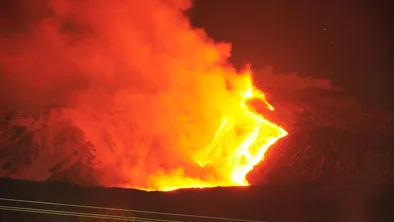 mount etna erupts 