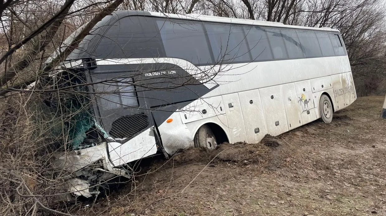 Туристический автобус из Узбекистана оказался в кювете Уральска фото на taspanews.kz от 18 ноября 2024 16:45