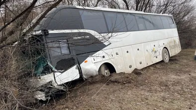 Туристический автобус из Узбекистана оказался в кювете Уральска