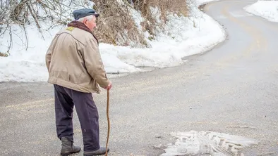 пожилой мужчина на дороге