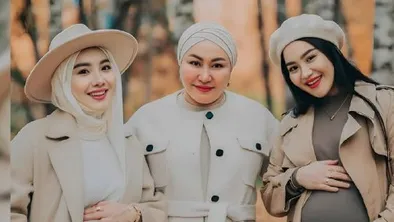 Фариза мен Дина Төреәлі анасымен бірге
