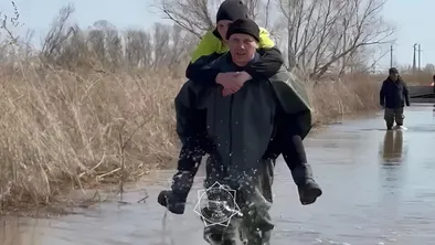 спасатели выносят людей на руках