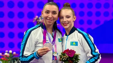 Лола Адилбекова со своей воспитанницей