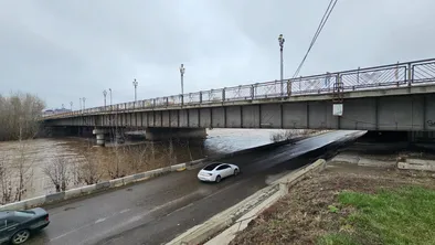 В Усть-Каменогорске вода в Ульбе поднялась до критического уровня