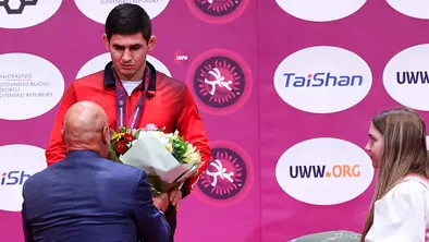 Награждение на чемпионате Европы по вольной борьбе переросло в конфликт (ВИДЕО)