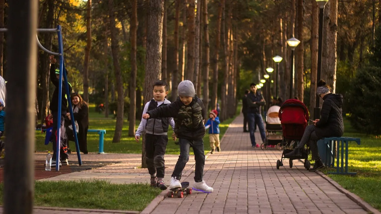 дети в парке фото на taspanews.kz от 23 апреля 2025 08:54