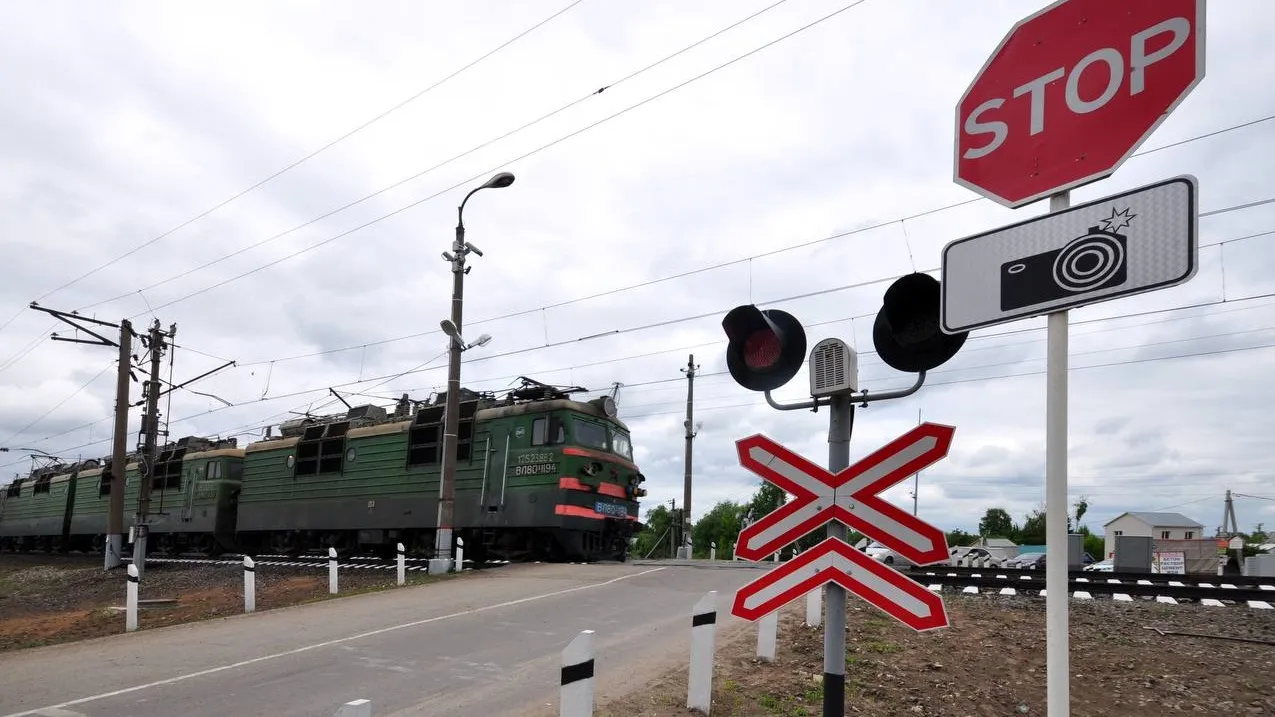 Поезд чуть не столкнулся с трактором близ Кызылорды фото на taspanews.kz от 19 мая 2025 12:51