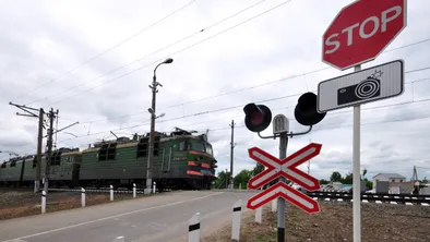 Поезд чуть не столкнулся с трактором близ Кызылорды