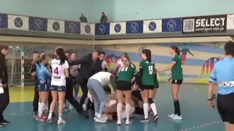 Драка в ЧРК по гандболу фото на taspanews.kz от 19 мая 2025 13:46