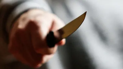 Казахстанец ранил жену прямо в офисе МФО
