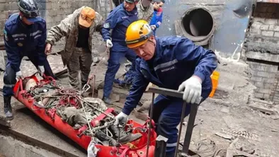 Рабочий сорвался с высоты в Павлодаре